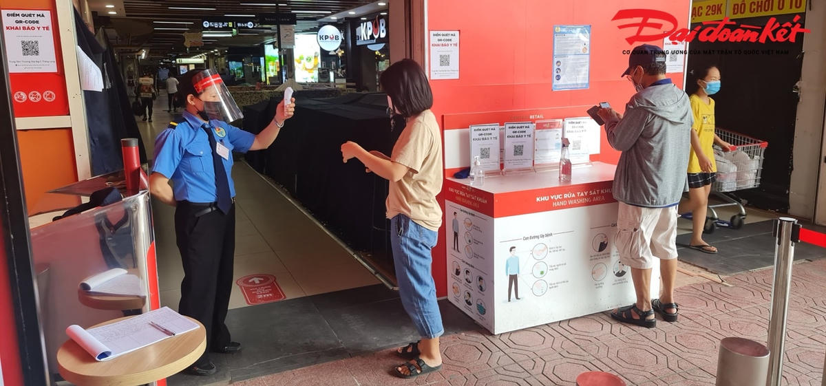 Tuy nhiên, do các trung tâm thương mại, siêu thị được phép bày bán các mặt hàng thiết yếu, đảm bảo cung cấp đầy đủ nhu yếu phẩm hàng ngày cho nhân dân trên địa bàn TP nên vẫn có lác đác người đến mua sắm tại đây. 