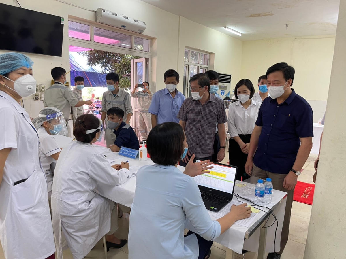 Bí thư Tỉnh ủy Hải Dương Phạm Xuân Thăng kiểm tra công tác sẵn sàng điều trị bệnh nhân Covid-19.