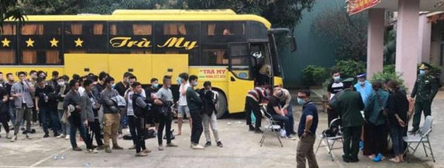 Chiếc xe khách đượpc đưa về khu cách ly huyện Hưng Nguyên.