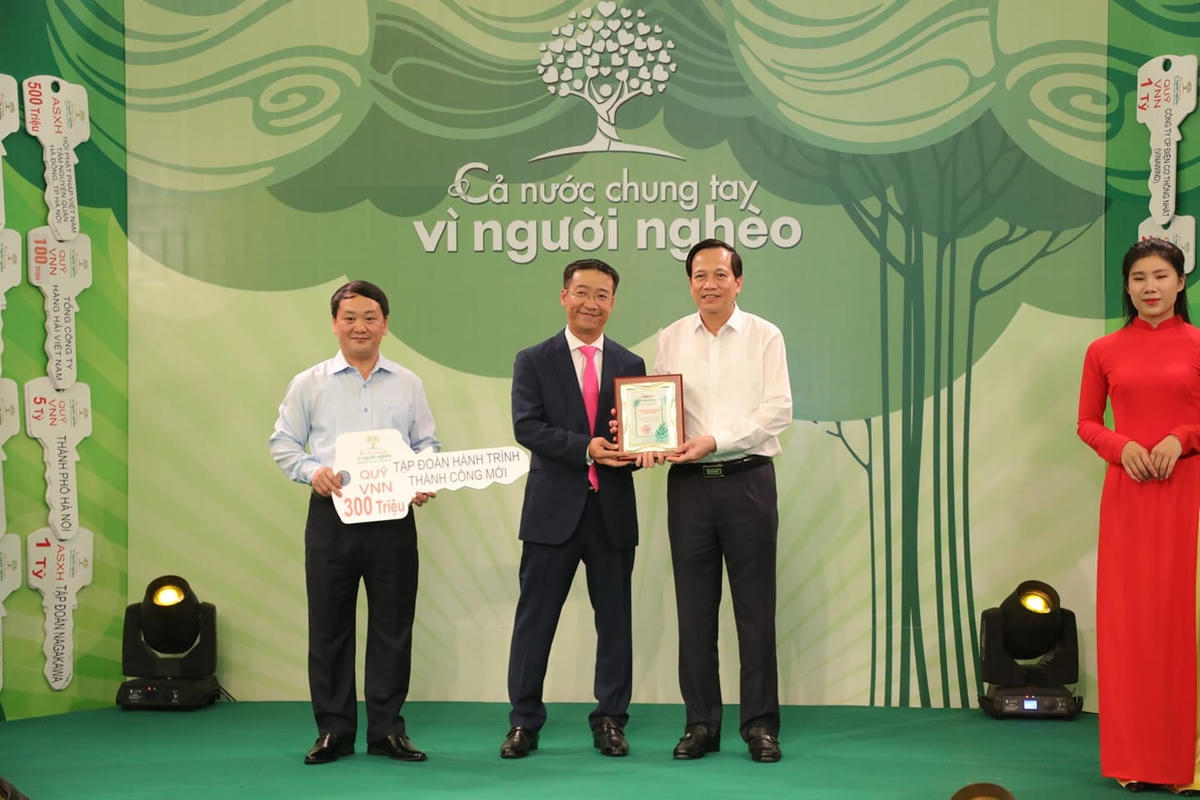 Phó Chủ tịch - Tổng Thư ký Hầu A Lềnh và Bộ trưởng Bộ LĐ-TB&XH Đào Ngọc Dung tiếp nhận ủng hộ từ Tập đoàn Hành trình thành công mới.