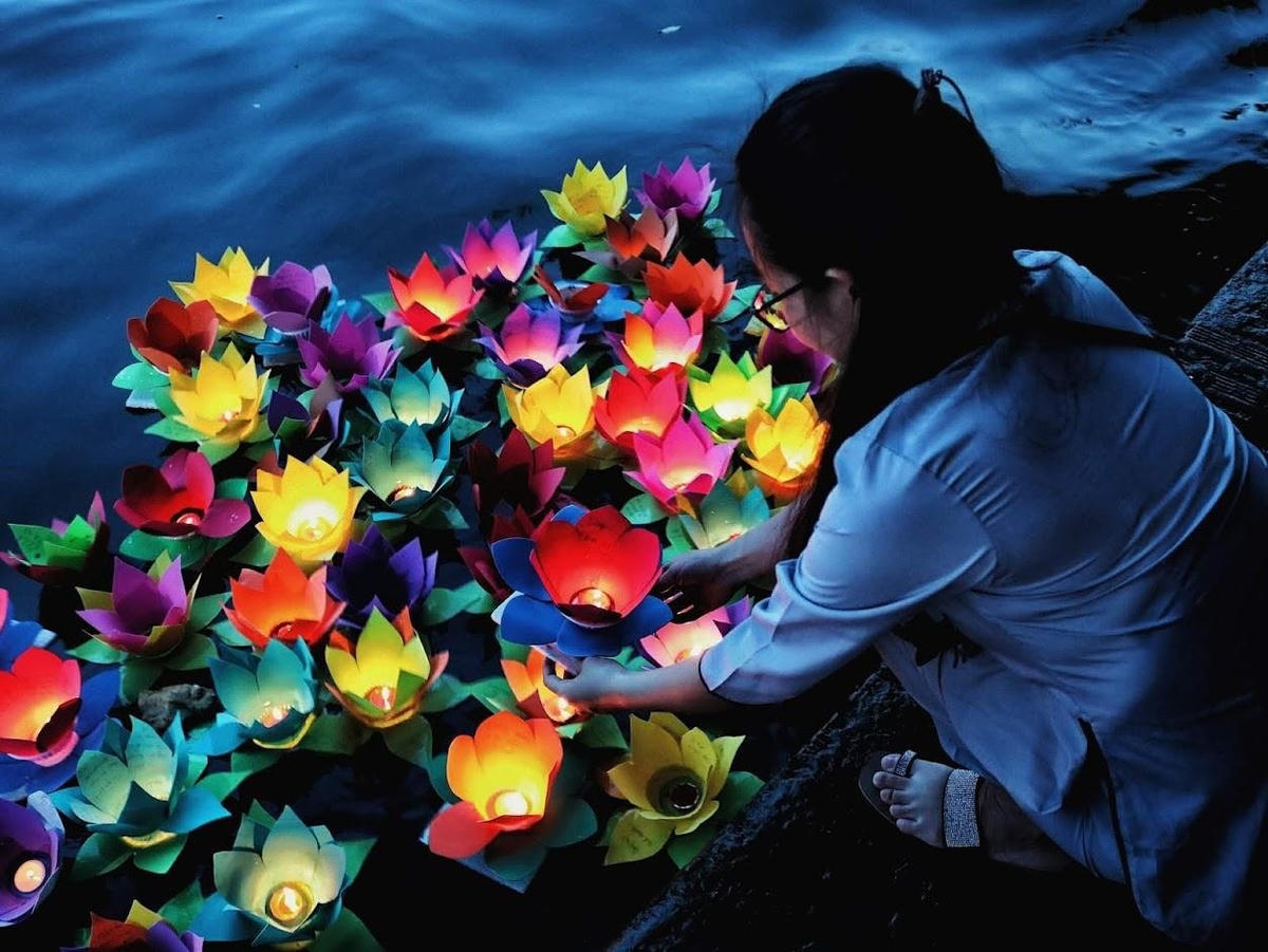 Thả hoa đăng tại chùa Diệu Pháp, Quận Bình Thạnh, TP.HCM. Ảnh: Quang Niên.