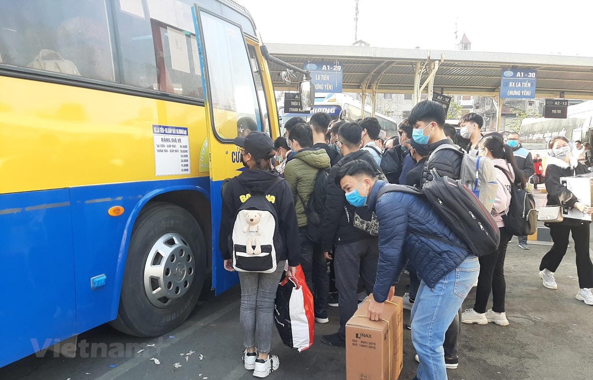 Hành khách xếp hàng chen chân lên xe dịp nghỉ lễ Tết Dương lịch 2021. (Ảnh: Việt Hùng/Vietnam+).