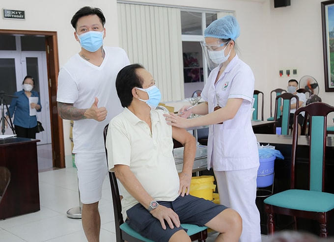 Ca sĩ Tuấn Hưng đưa bố đi tiêm vaccine chống Covid-19.