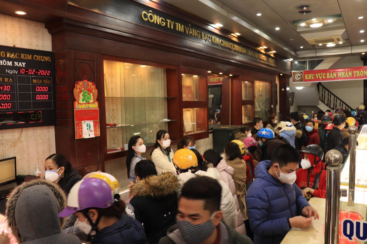 Trước sự đổ bộ của hàng trăm người dân, các công ty đã huy động lượng lớn nhân sự để phục vụ.