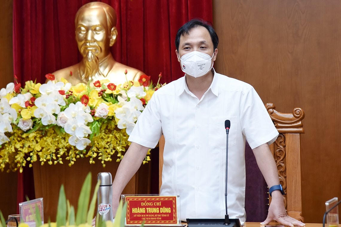 Bí thư Tỉnh ủy Hà Tĩnh Hoàng Trung Dũng phát biểu tại cuộc họp.