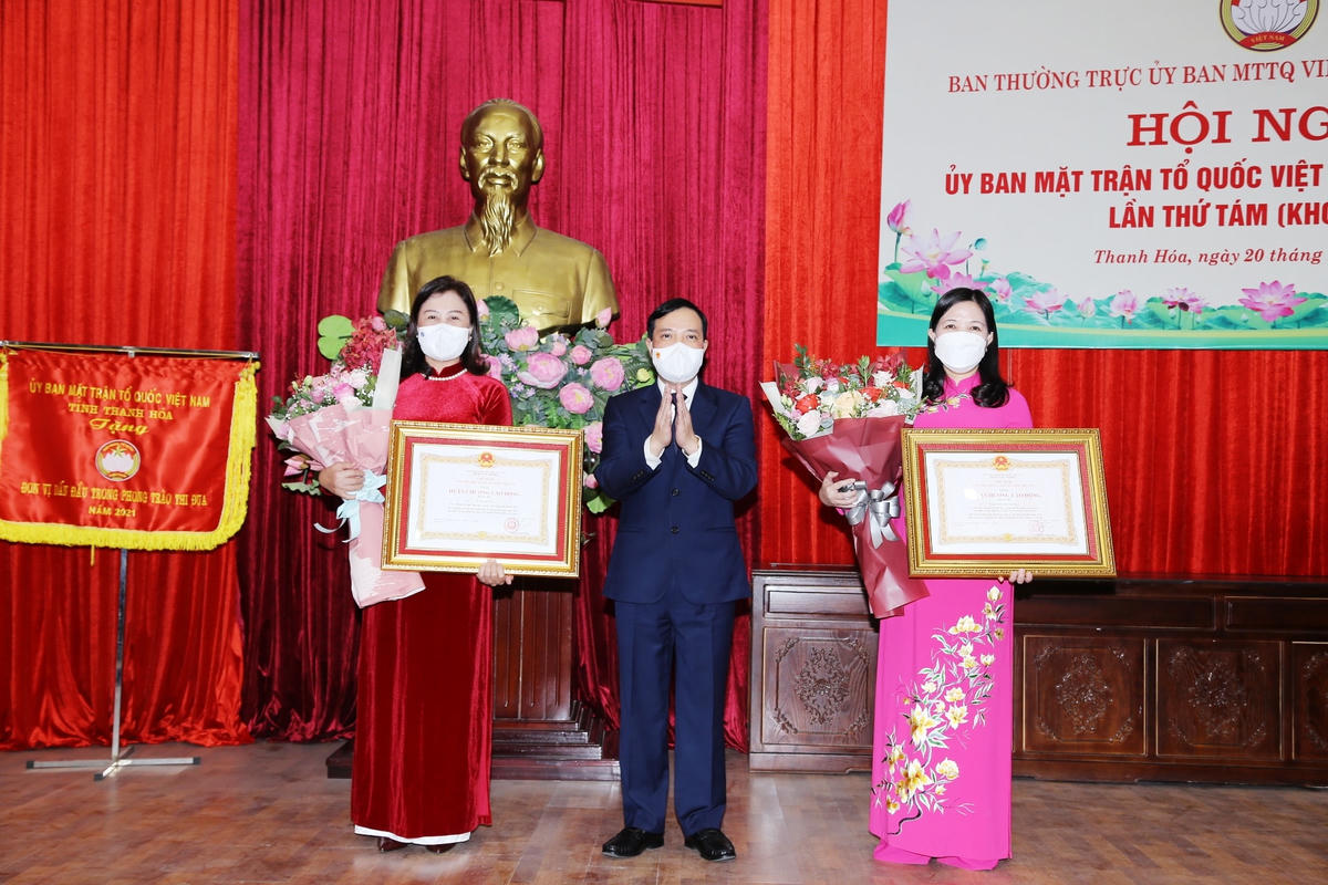 Phó Bí thư Thường trực Tỉnh ủy Thanh Hóa Lại Thế Nguyên thừa uỷ quyền của Chủ tịch nước trao tặng Huân chương Lao động hạng Ba cho bà Phạm Thị Thanh Thủy và bà Lê Thị Huyền.