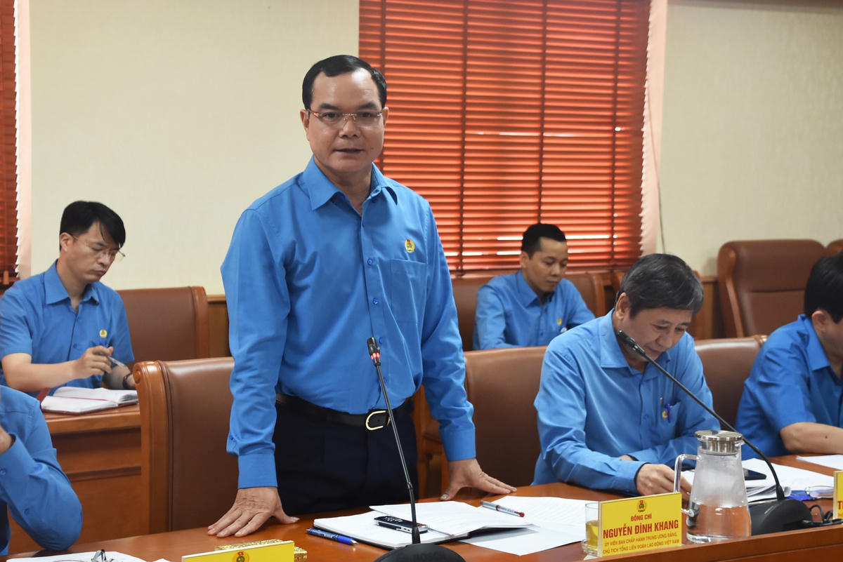Ông Nguyễn Đình Khang, Chủ tịch Tổng Liên đoàn Lao động Việt Nam phát biểu tại buổi làm việc.