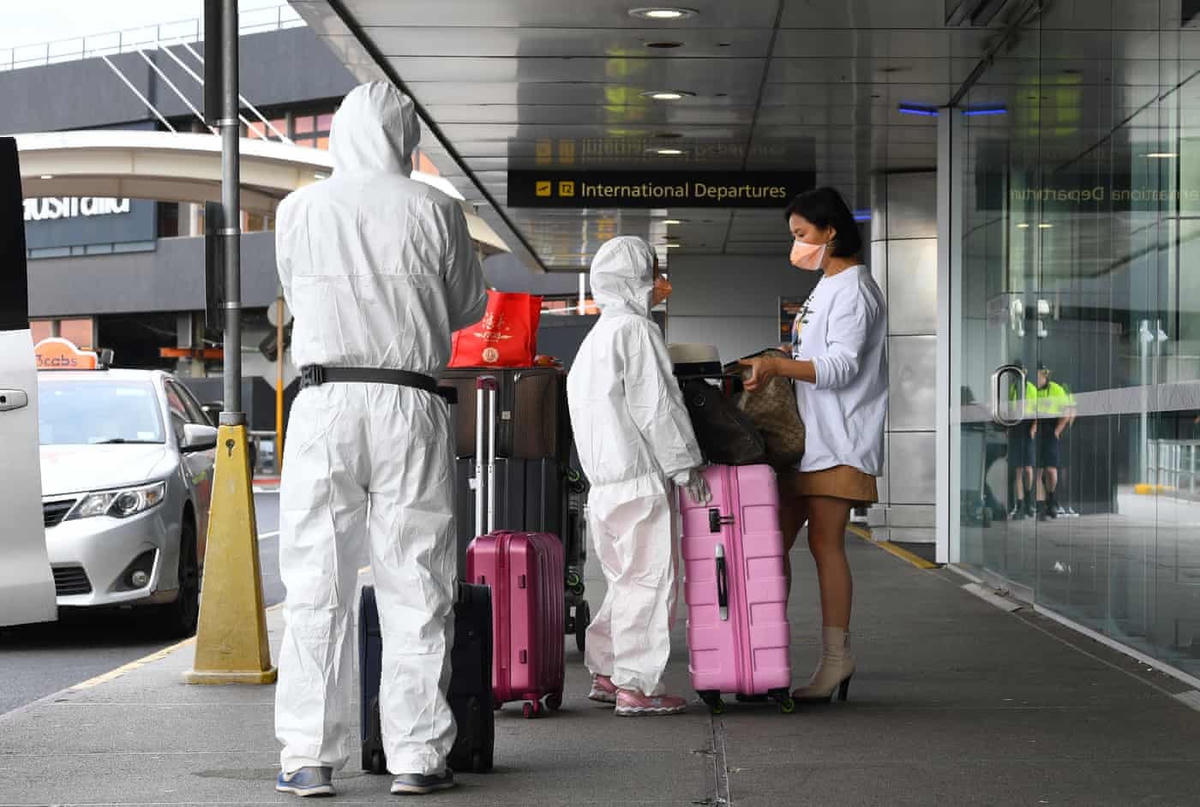 Ngày 13/3/2020 - Những ngày trước khi thành phố Melbourne đóng cửa, người dân đến sân bay quốc tế Tullamarine rất đông. Ảnh: Jame Ross/AAP.