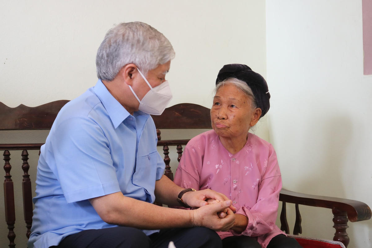 Bí thư Trung ương Đảng, Chủ tịch UBTƯ MTTQ Việt Nam Đỗ Văn Chiến thăm Mẹ Việt Nam Anh hùng Phạm Thị Chít (93 tuổi, ở thôn Vĩnh Ninh, xã Đông Tân, huyện Đông Hưng, tỉnh Thái Bình). Ảnh: Trần Duy Hưng.