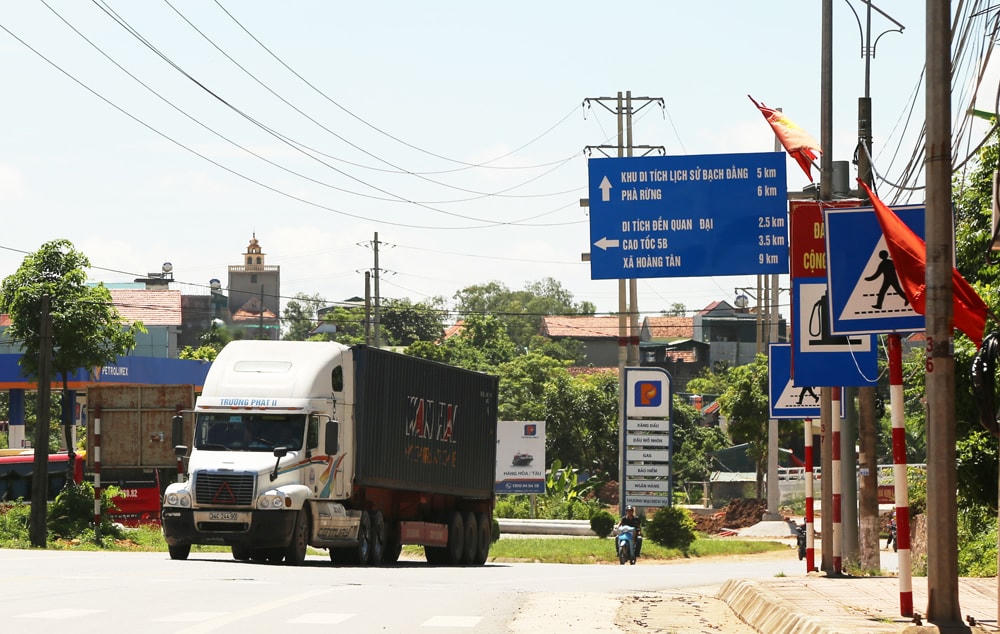 Xe container di chuyển từ cầu Kim Lăng đi Km11.
