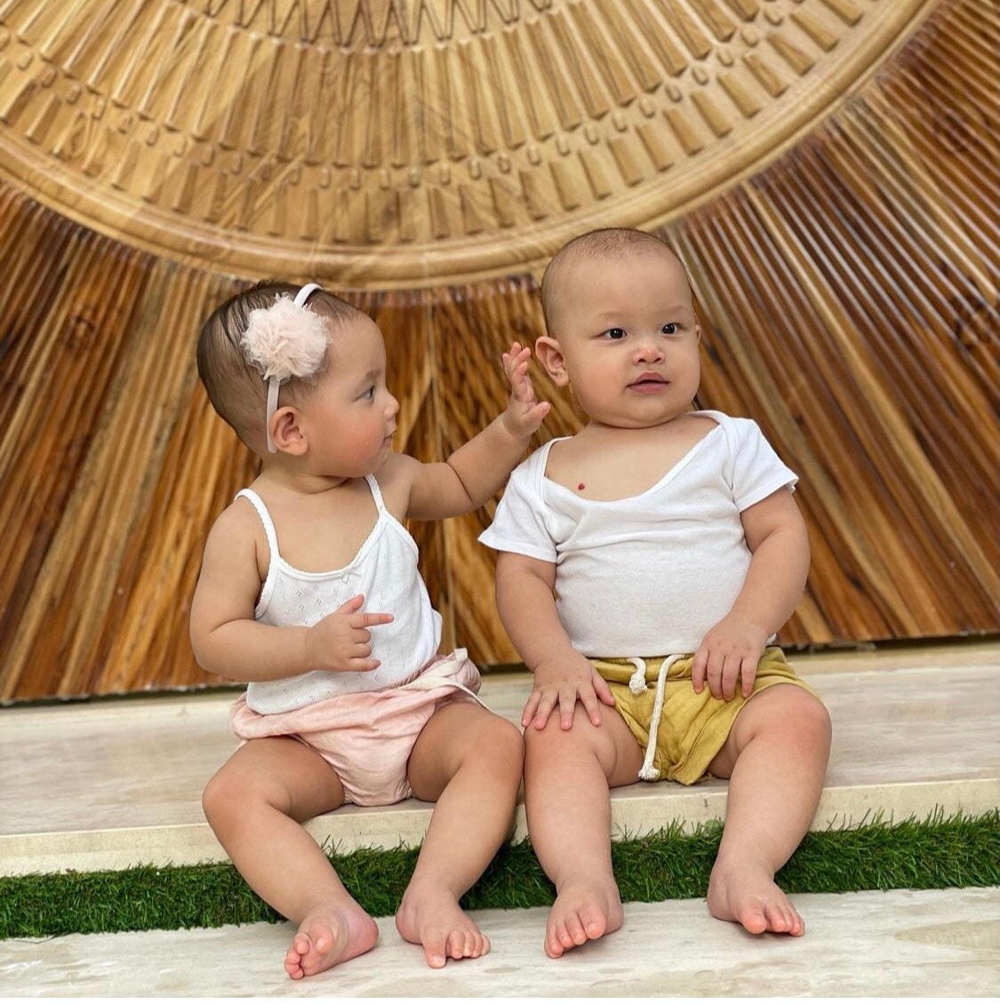 Leon và Lisa đáng yêu trong loạt khoảnh khắc mới.