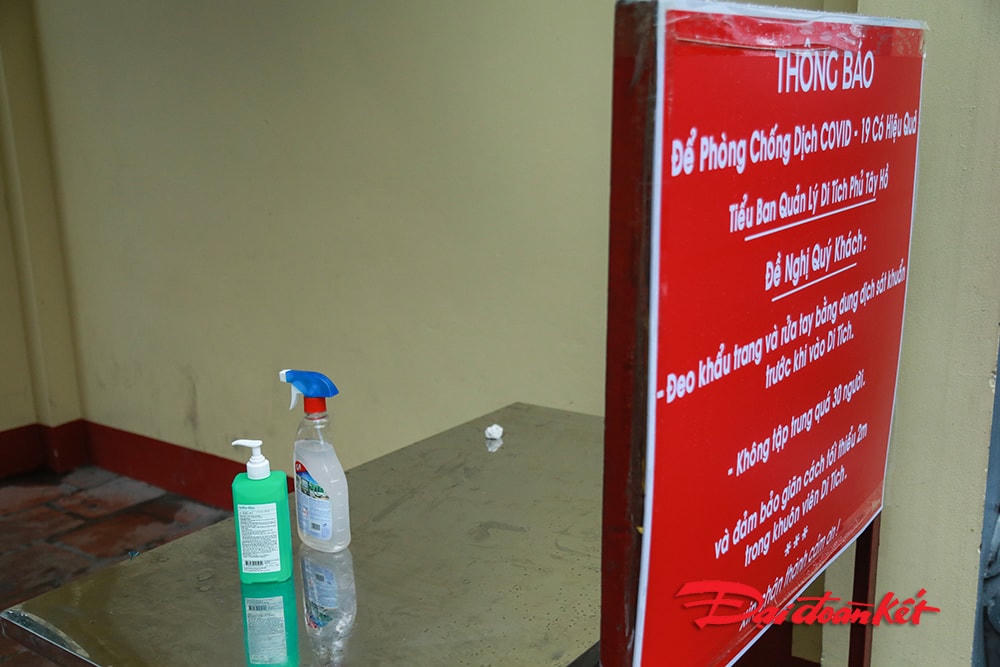 Ngay từ cổng vào, Ban quản lý Phủ Tây Hồ đã đặt những cảnh báo và dung dịch sát khuẩn để người dân tự phòng chống dịch khi vào phủ hành lễ.
