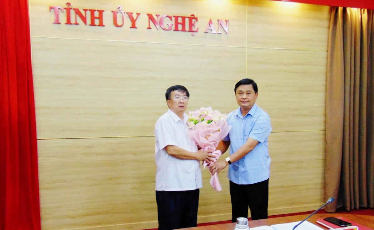 1.Bí thư Tỉnh ủy Nghệ An Thái Thanh Qúy tặng hoa cho ông Nguyễn Ngọc Nguyên, nguyên Phó Chủ tịch Ủy ban MTTQ tỉnh Nghệ An nhận quyết định nghỉ hưu theo Nghị định 26 của Chính phủ.