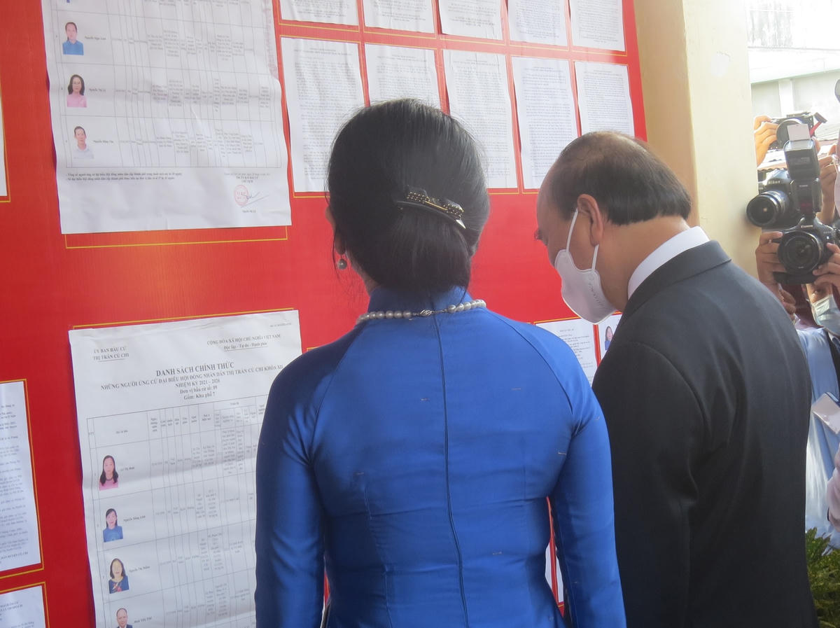 Chủ tịch nước Nguyễn Xuân Phúc và phu nhân đọc thông tin về các ứng viên.