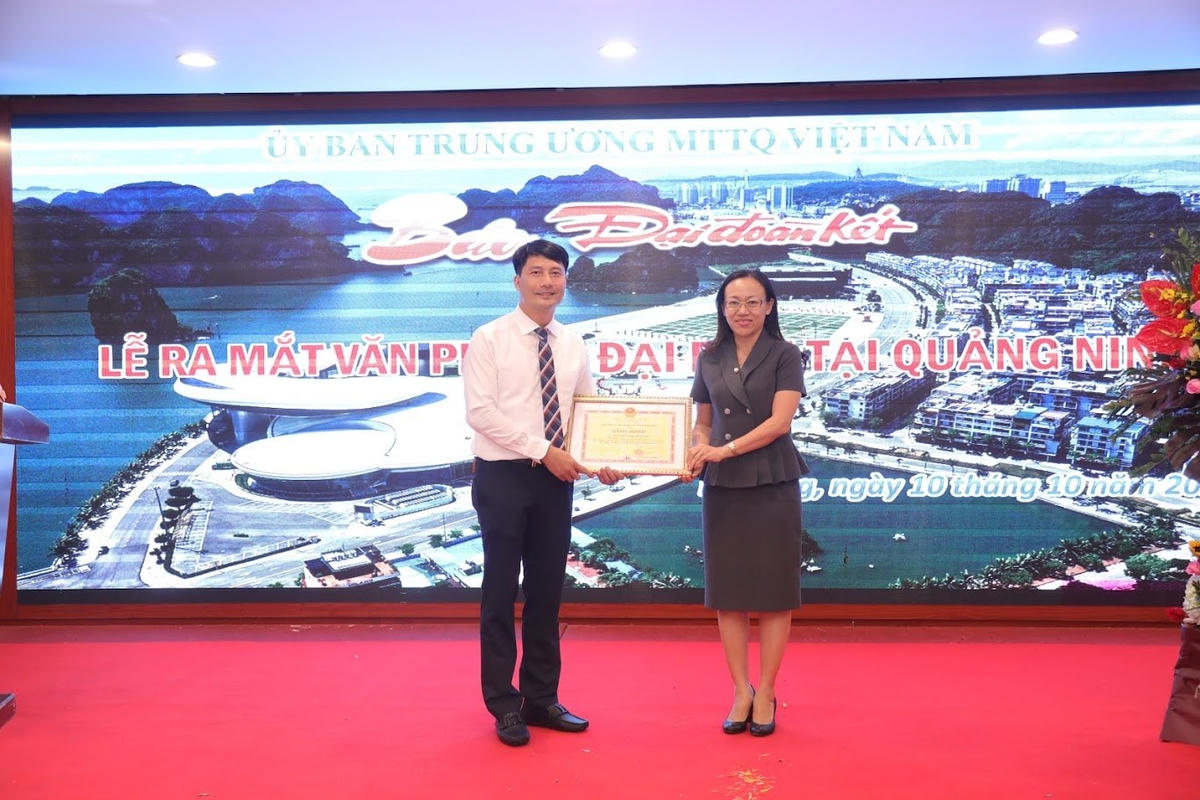 Nhà báo Trần Việt Phương được tặng bằng khen của UBND tỉnh Quảng Ninh