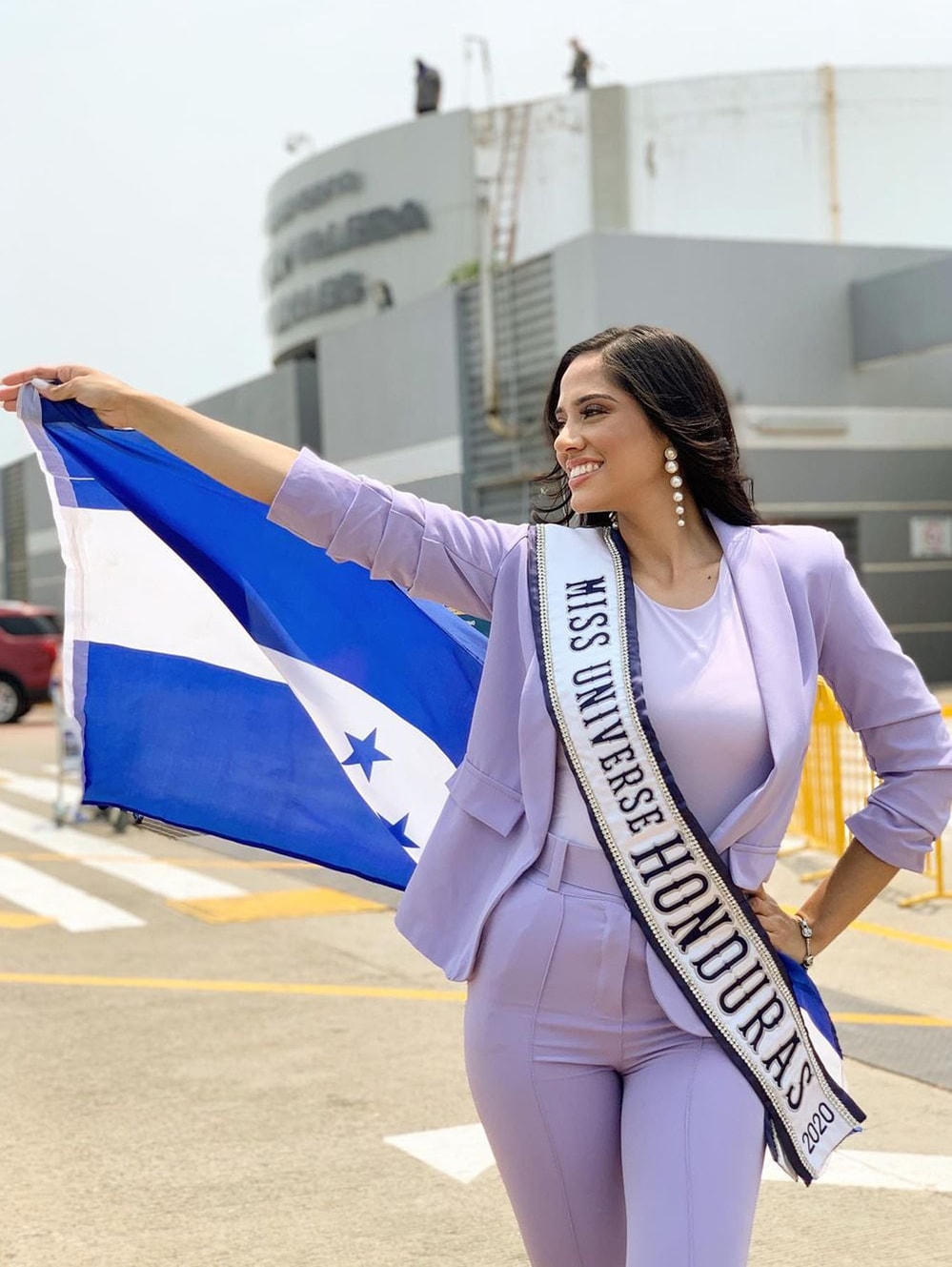 Người đẹp Honduras - Cecilia Rossell - phối bộ vest màu tím pastel.  