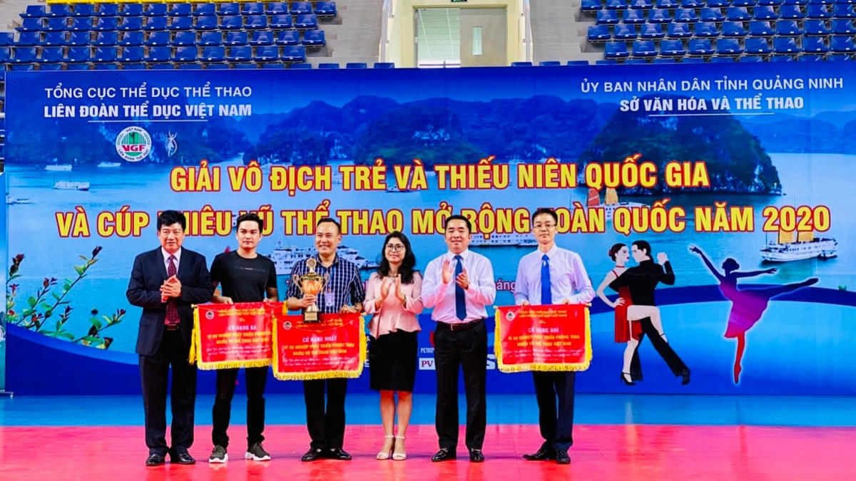 Ban tổ chức trao cờ và cúp cho các đội thi có số lượng áo đen tại giải nhiều nhất.