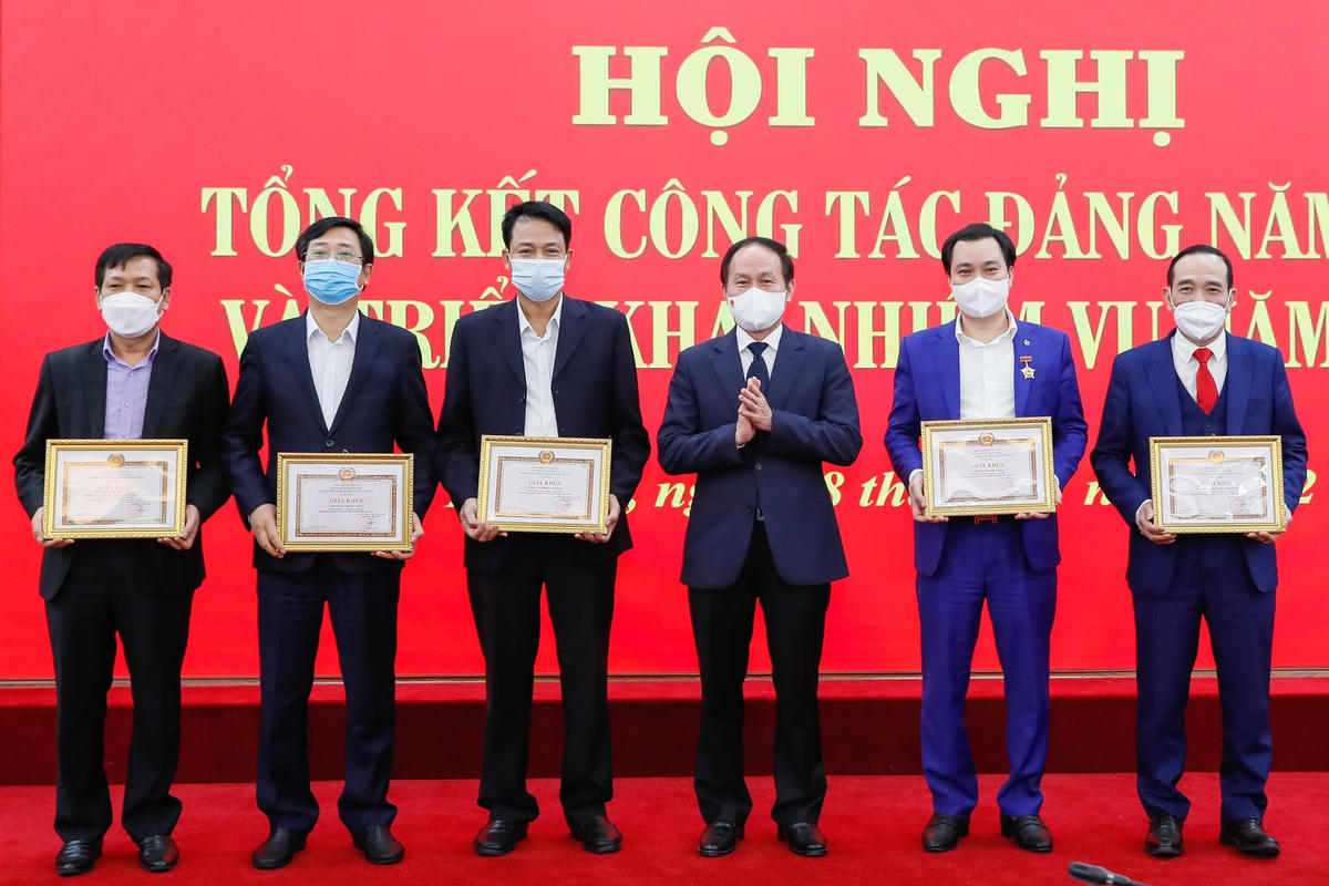 Phó Chủ tịch - Tổng Thư ký Lê Tiến Châu trao giấy khen cho các chi bộ hoàn thành xuất sắc nhiệm vụ đạt danh hiệu chi bộ “Trong sạch, vững mạnh" tiêu biểu năm 2021.