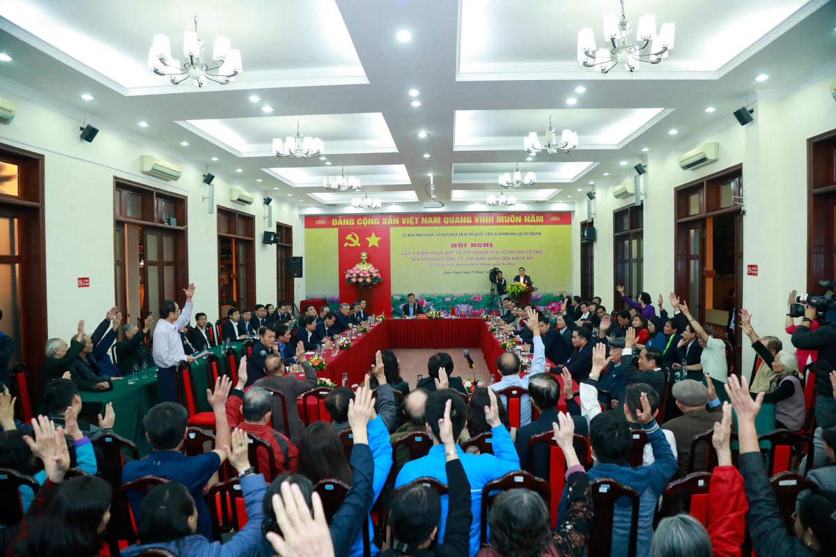 Cử tri tổ dân phố số 6 phường Quán Thánh tiến hành biểu quyết tại Hội nghị. Ảnh: Quang Vinh.