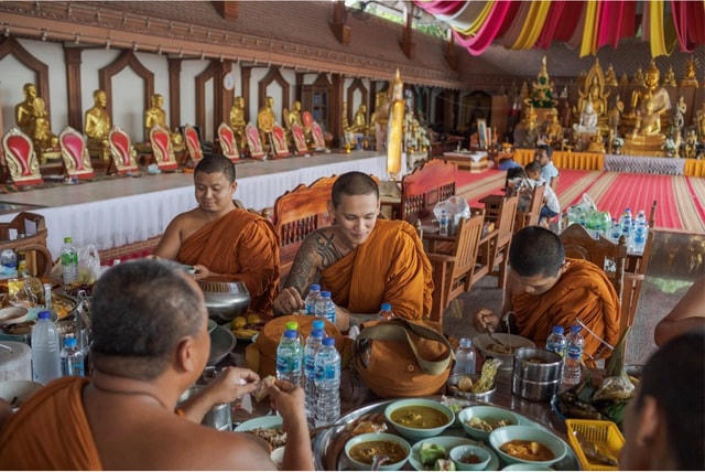 Các nhà sư của chùa Wat Chedi cùng nhau ăn trưa trong khuôn viên chùa. Mặc dù rất đông du khách, nhưng ngôi chùa chỉ có 10 nhà sư làm việc toàn thời gian.