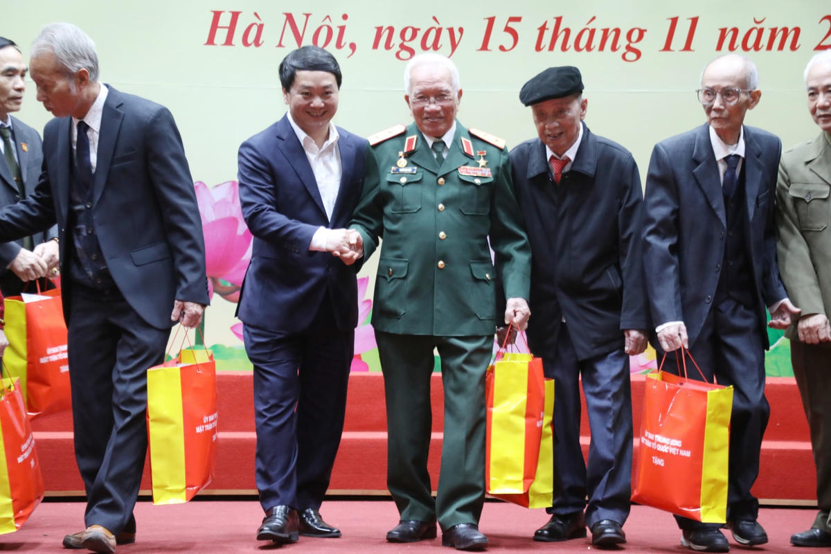 Phó Chủ tịch - Tổng Thư ký UBTƯ MTTQ Việt Nam Hầu A Lềnh tặng quà các vị lão thành cách mạng và các cụ cao niên phường Điện Biên.