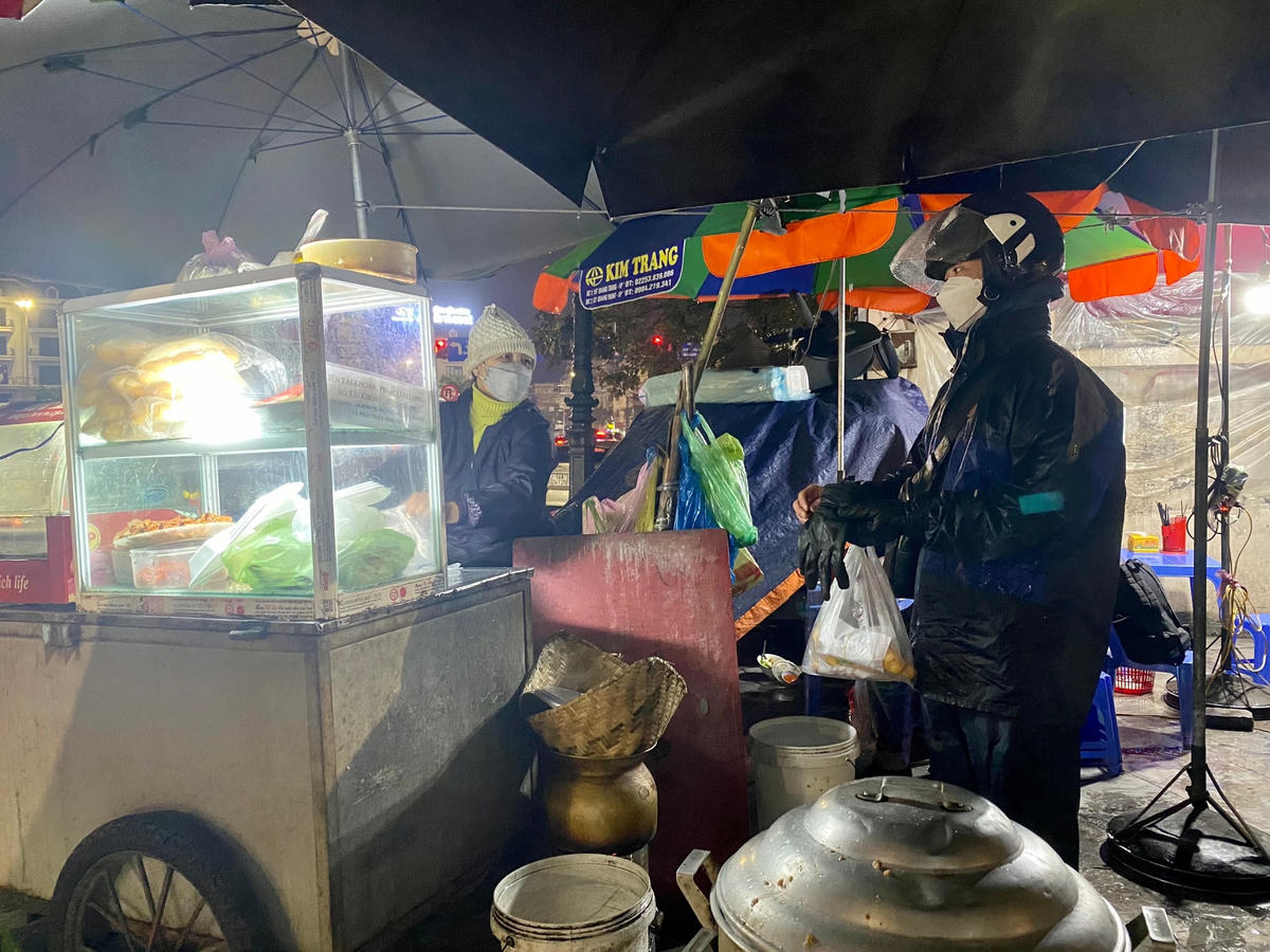 Vị khách “ngậm ngùi” ra đường giữa trời mưa rét do không thể tìm nổi 1 shipper nào làm việc giữa thời tiết này....