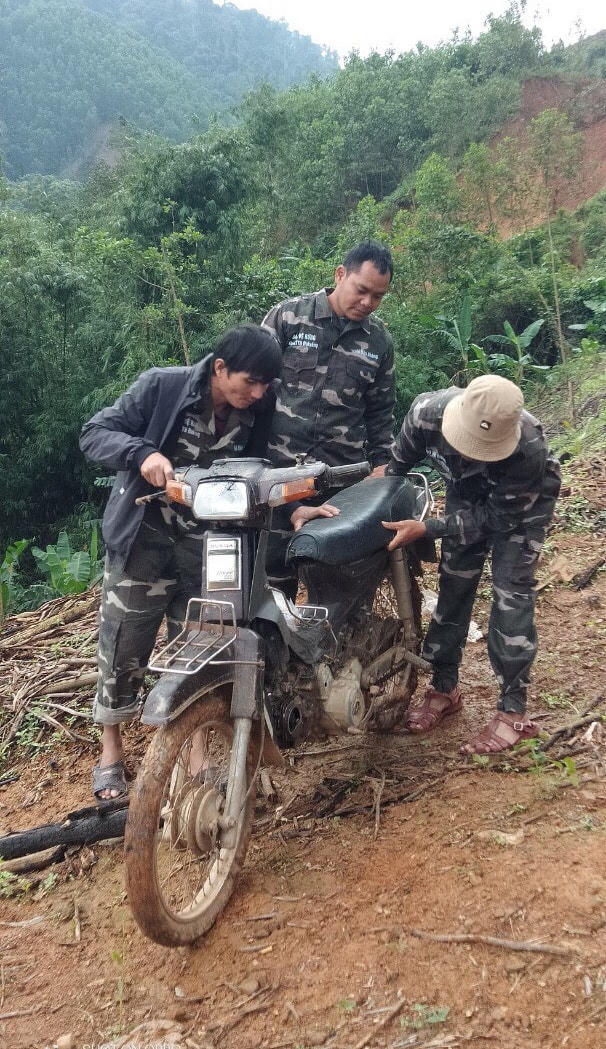 Xe máy của trưởng chốt tuần tra bảo vệ rừng Hồ Văn Mừm bị đập phá (ảnh BQL KBTTN Đakrông cung cấp).