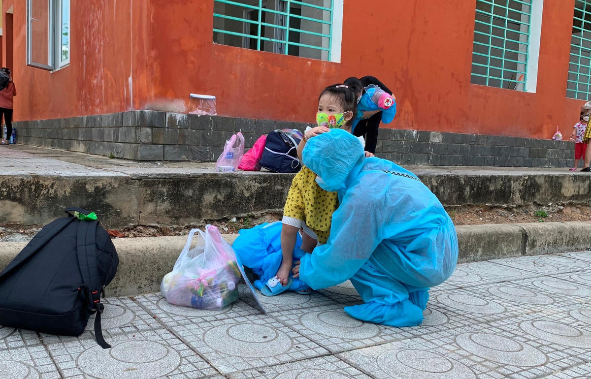 Trẻ nhỏ cũng được ưu tiên vì nhà neo người không ai chăm.