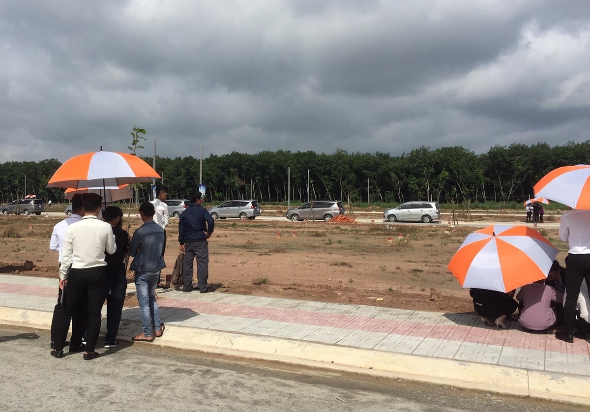 Chính quyền một số địa phương vào cuộc, cơn “sốt” bất động sản bắt đầu tạm lắng.