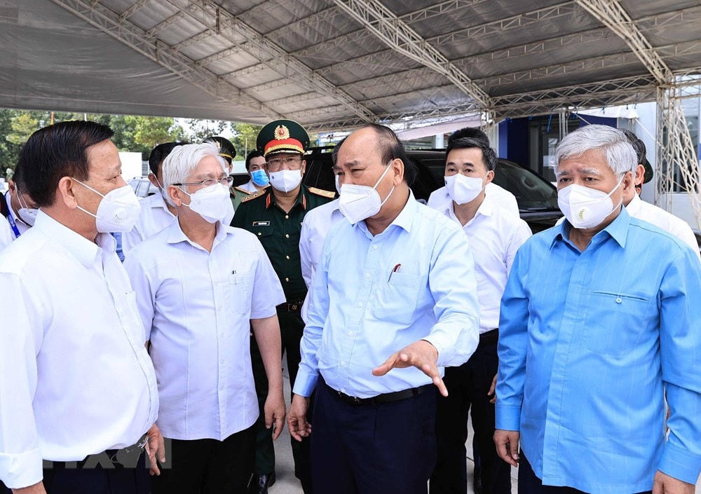 Chủ tịch nước Nguyễn Xuân Phúc động viên đội ngũ cán bộ, nhân viên y tế. (Ảnh: Thống Nhất/TTXVN).