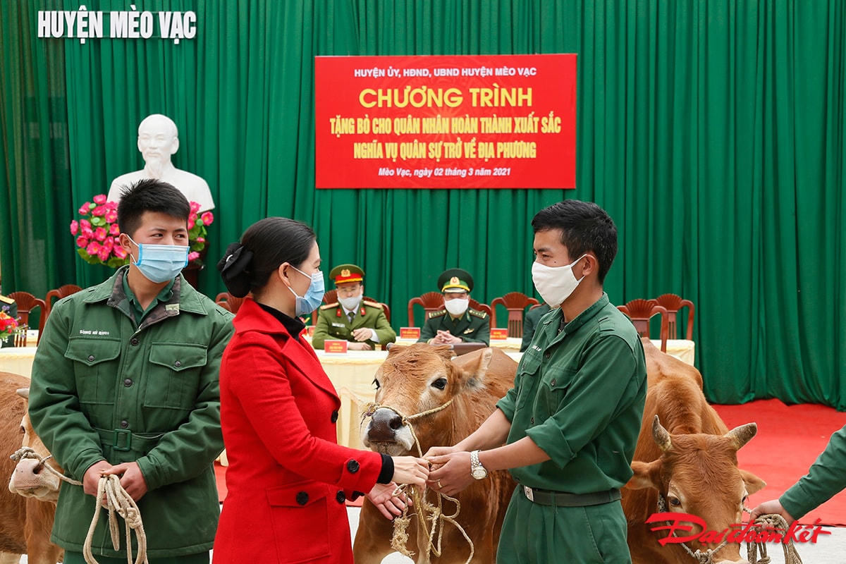 Song song với đó, huyện đã tiếp nhận 26 quân nhân hoàn thành nghĩa vụ trở về địa phương và tặng bò giống trị giá mười triệu đồng, Giấy khen cùng một triệu đồng tiền mặt, một suất quà cho mỗi quân nhân hoàn thành xuất sắc nghĩa vụ quân sự trở về địa phương.