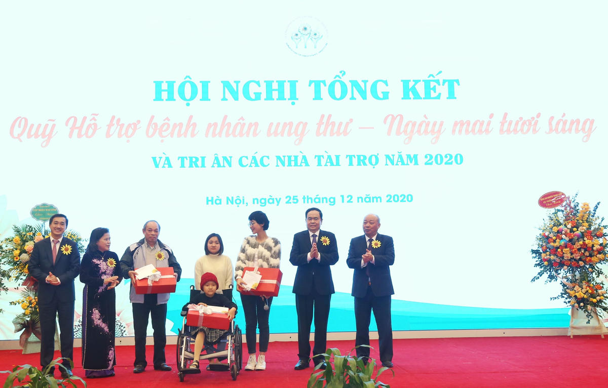 Chủ tịch Trần Thanh Mẫn tặng quà cho bệnh nhân ung thư nghèo tại Hội nghị