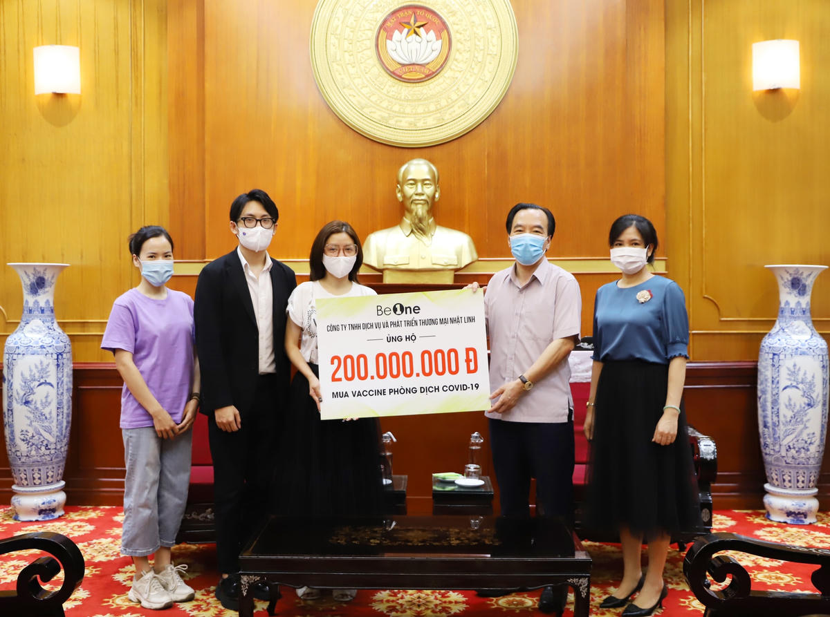 Phó Chủ tịch Ngô Sách Thực tiếp nhận ủng hộ từ Công ty TNHH Dịch vụ và Phát triển thương mại Nhật Linh.