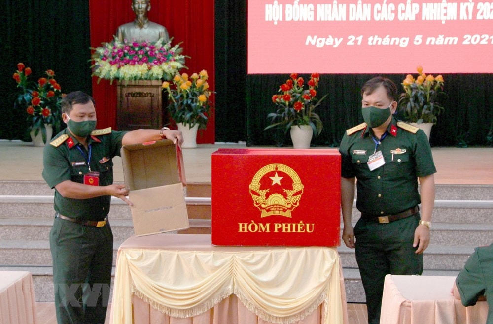 Cử tri lực lượng vũ trang Hậu Giang bầu cử sớm. (Ảnh: Hồng Thái/TTXVN).