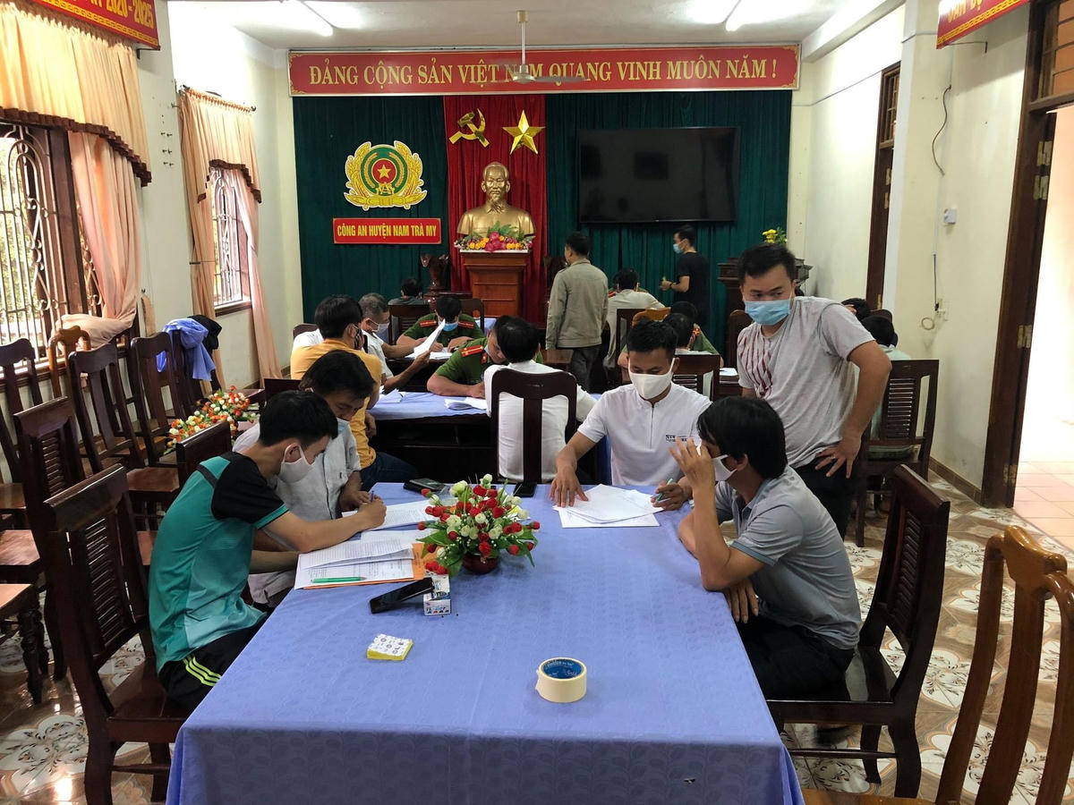 Lực lượng Công an lấy lời khai của các đối tượng.