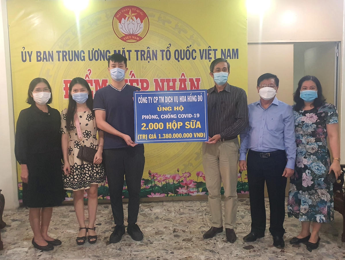 Đại diện Công ty CP TMDV Hoa Hồng Đỏ trao tặng ủng hộ 2.000 hộp sữa.
