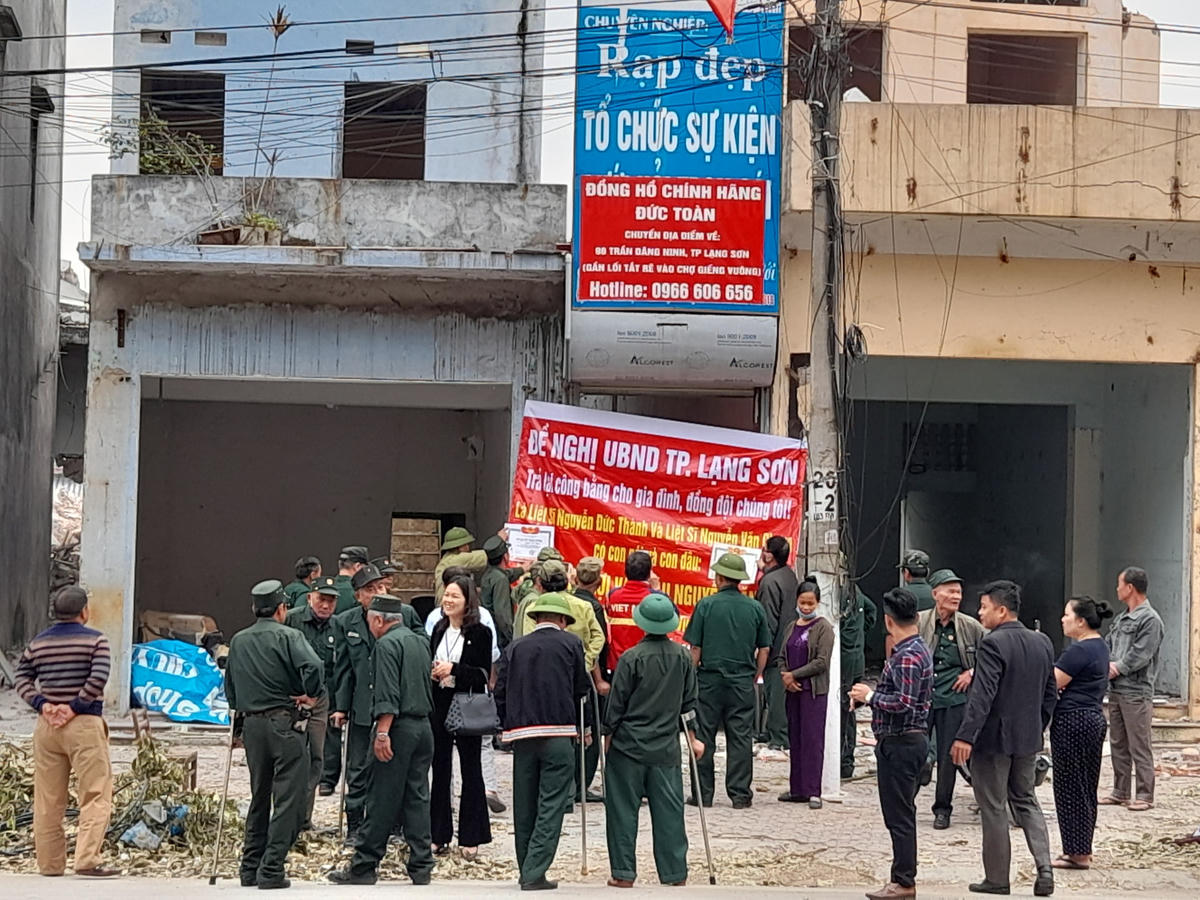 Việc đền bù, bố trí tái định cư chưa công bằng, khiến người dân địa phương bức xúc.