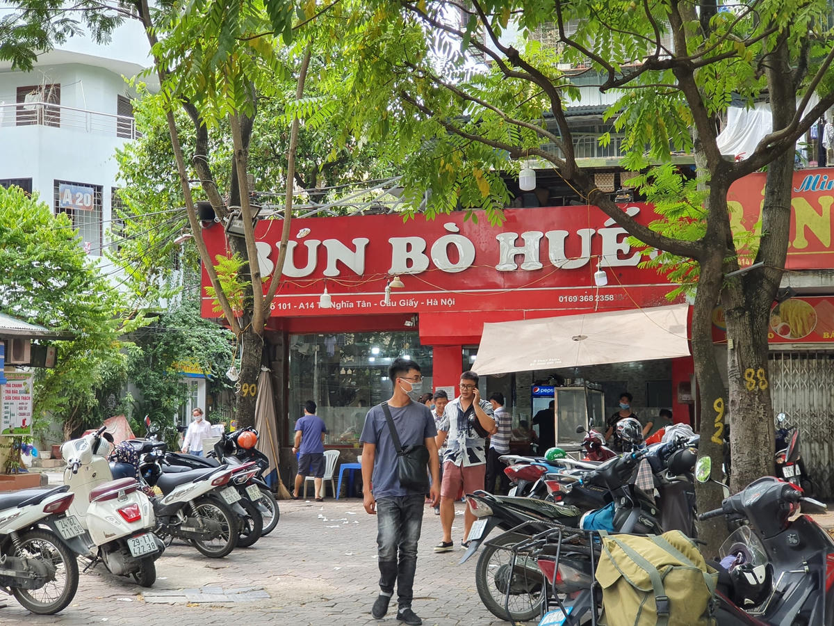 Phần lớn người dân tập trung đông tại các quán bún, phở,...