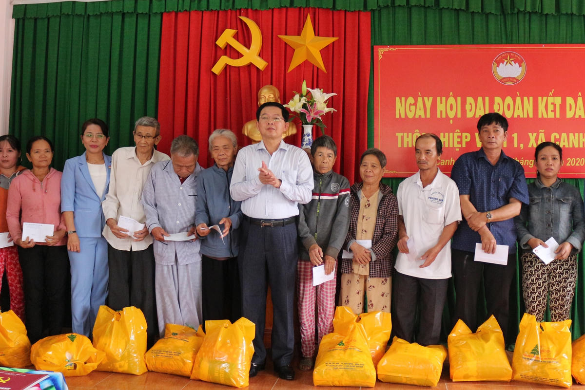Trao quà cho các hộ nghèo Khu dân cư Hiệp Vinh 1.