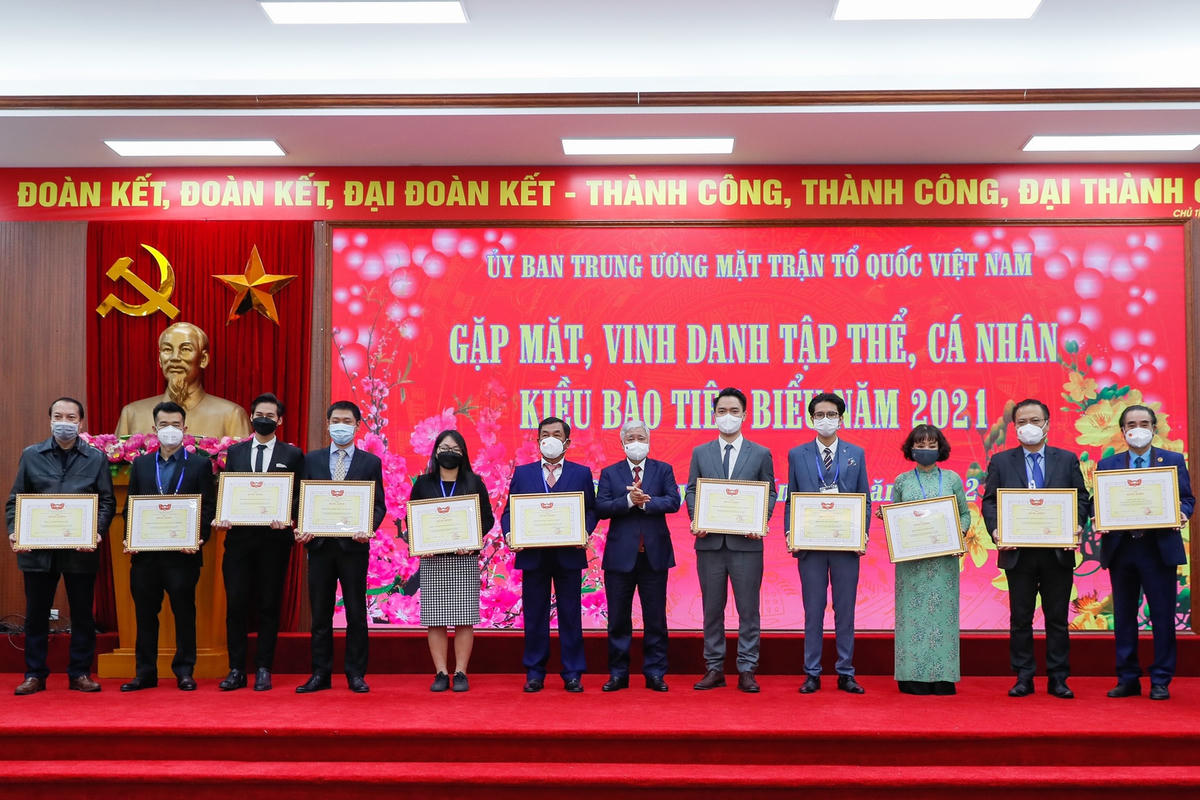 Chủ tịch Đỗ Văn Chiến và các tập thể, cá nhân được tặng Bằng khen về những đóng góp trong công tác người Việt Nam ở nước ngoài.