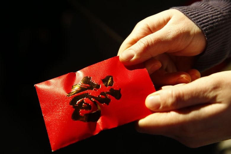 Lì xì ẩn chứa nhiều ý nghĩa trong ngày Tết. Ảnh: Seattle Times.