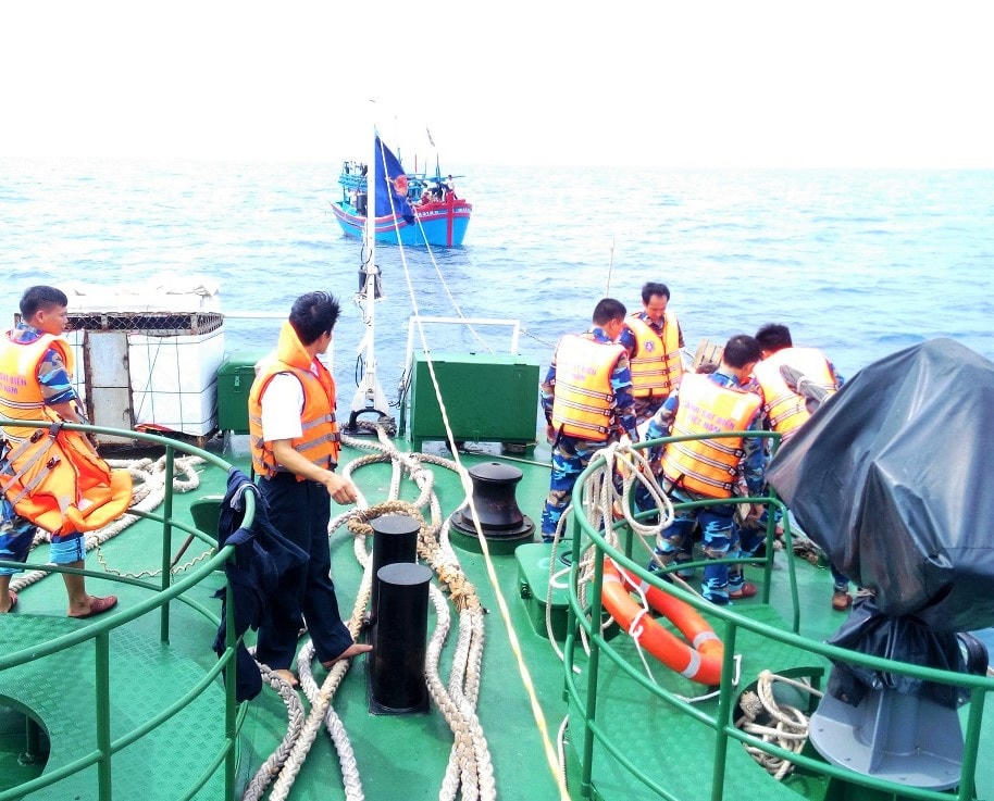 Một tàu cá Quảng Ngãi gặp nạn trên biển. Ảnh minh họa.
