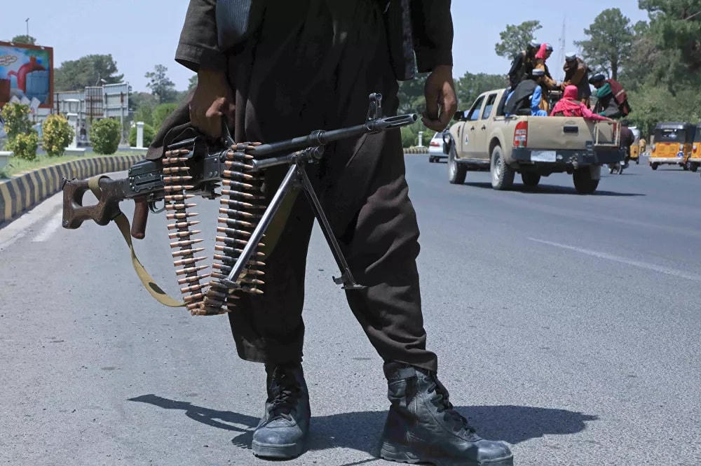 Một chiến binh Taliban đứng gác trên một con phố ở Herat ngày 14/8/2021.