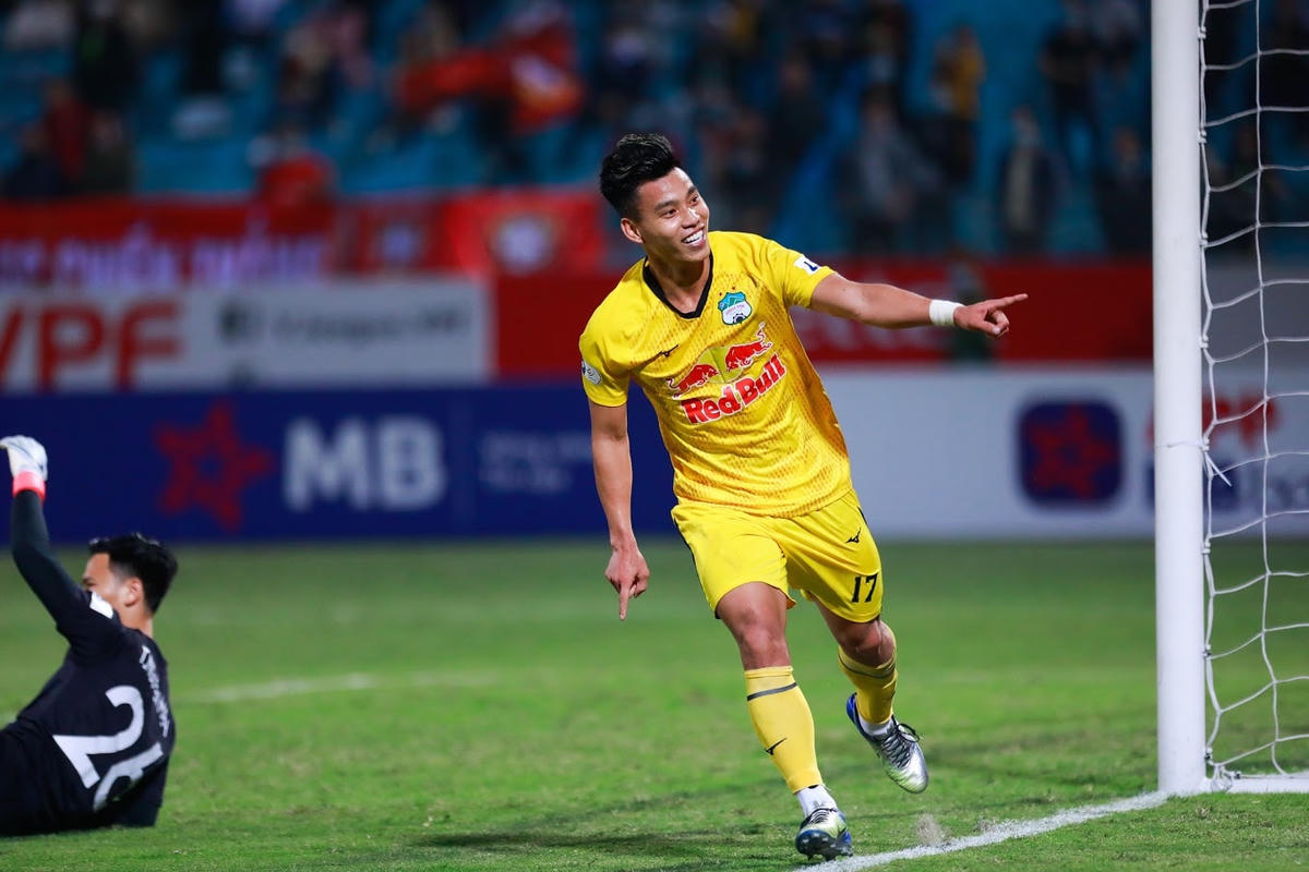 Văn Thanh lập cú đúp giúp HAGL lần đầu lên đỉnh V-League năm nay. Ảnh: Quang Vinh.