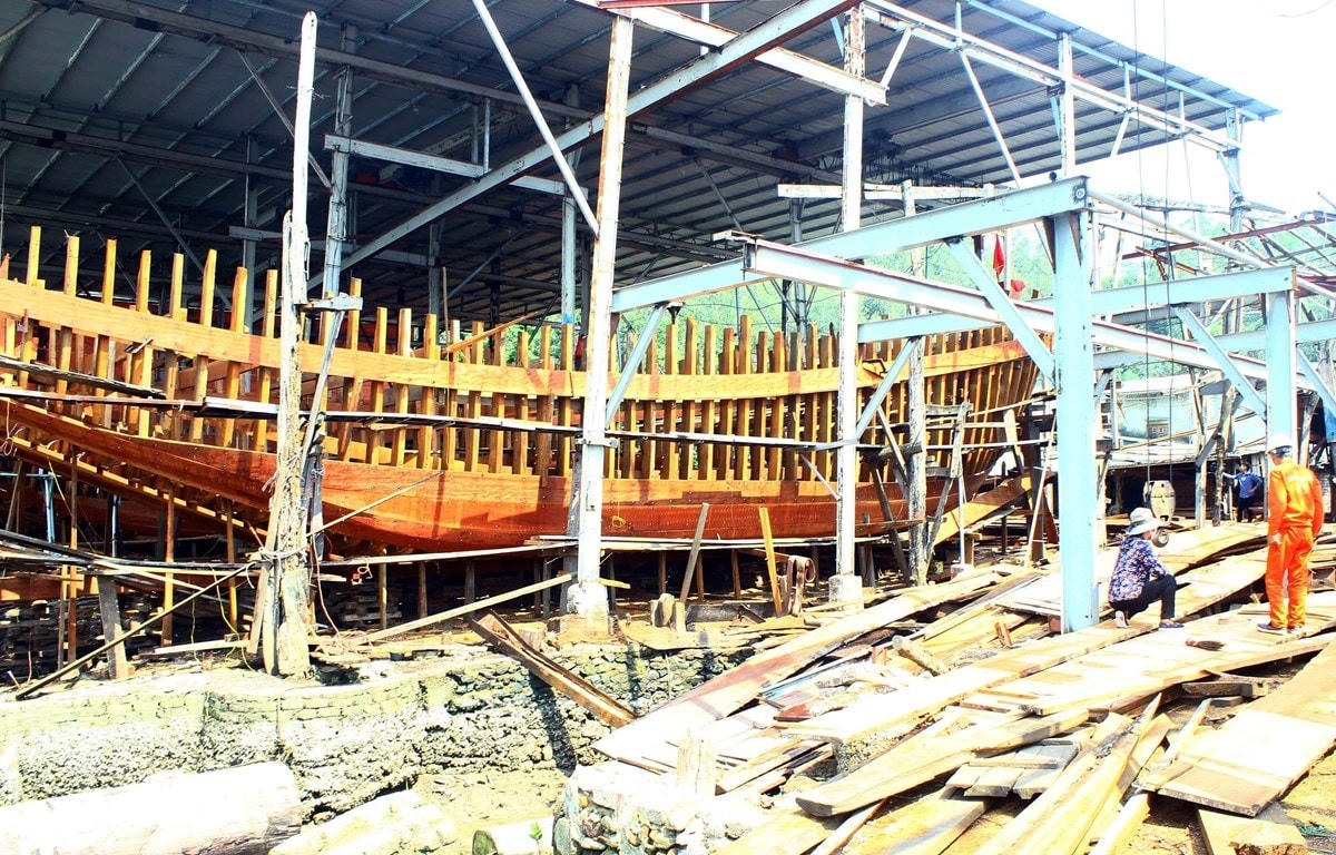 Các xưởng đóng tàu tại làng nghề Trung Kiên đang gặp nhiều khó khăn.