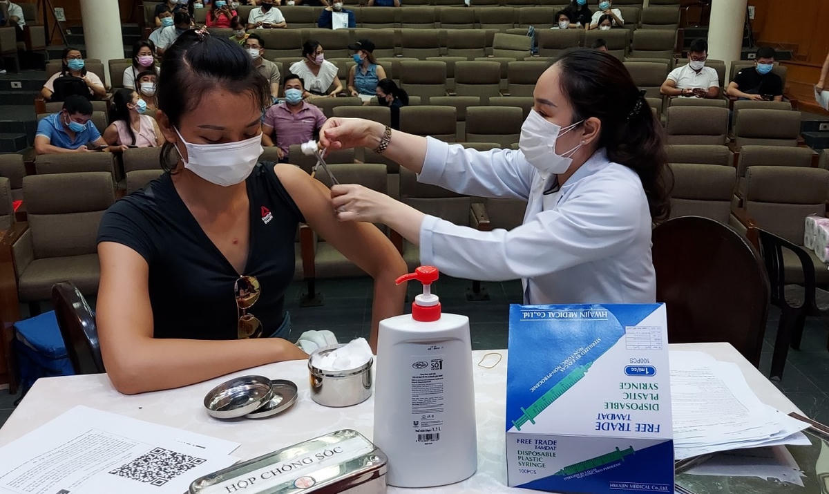 Bác sĩ Viện Pastuer TP HCM tiêm vaccine cho phóng viên. Ảnh: H. Lĩnh.