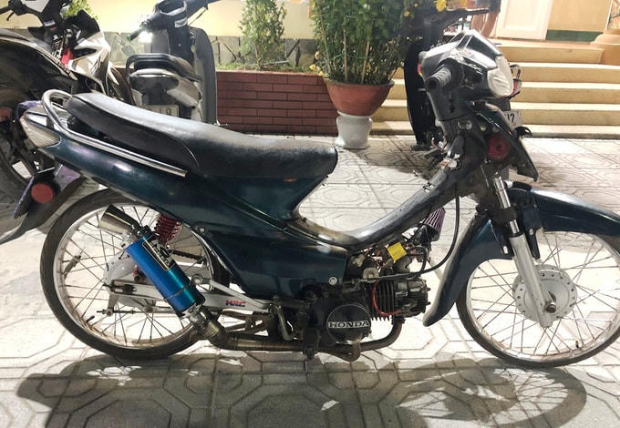 Một xe máy đã qua độ chế bị tạm giữ.