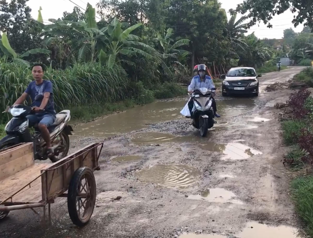 Tỉnh lộ 316B đoạn qua địa bàn xã Đào Xá bị băm nát.