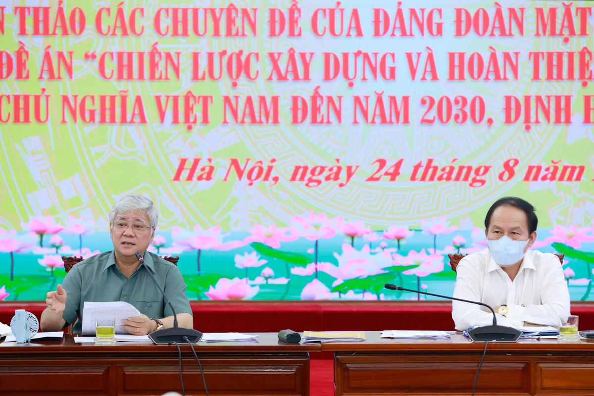 Chủ tịch Đỗ Văn Chiến, Phó Chủ tịch - Tổng Thư ký Lê Tiến Châu chủ trì phiên họp.