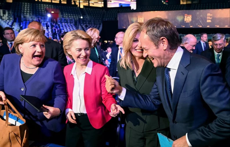 Cựu Chủ tịch Hội đồng Châu Âu Donald Tusk vui cười cùng Thủ tướng Đức Angela Merkel, Chủ tịch Ủy ban Châu Âu Ursula von der Leyen và cựu Tổng thống Croatia Kolinda Grabar Kitarovic trong Đại hội Đảng Nhân dân Châu Âu (EPP) ở Zagreb, năm 2019.